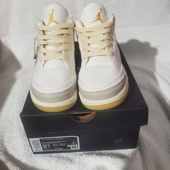 Jordan Kids Sneakers - White and Gold - Picture 1 of 4